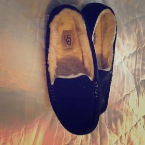 Women’s size 7 ugg slippers/slip on
